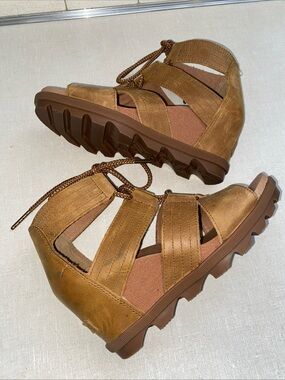 SOREL  JOANIE  II  LACE  OPEN  TOE  WEDGE  SANDALS IN  LIGHT BROWN - SIZE  US 8